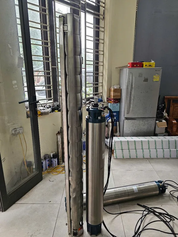 Bơm chìm giếng khoan chuẩn bị thả xuống giếng